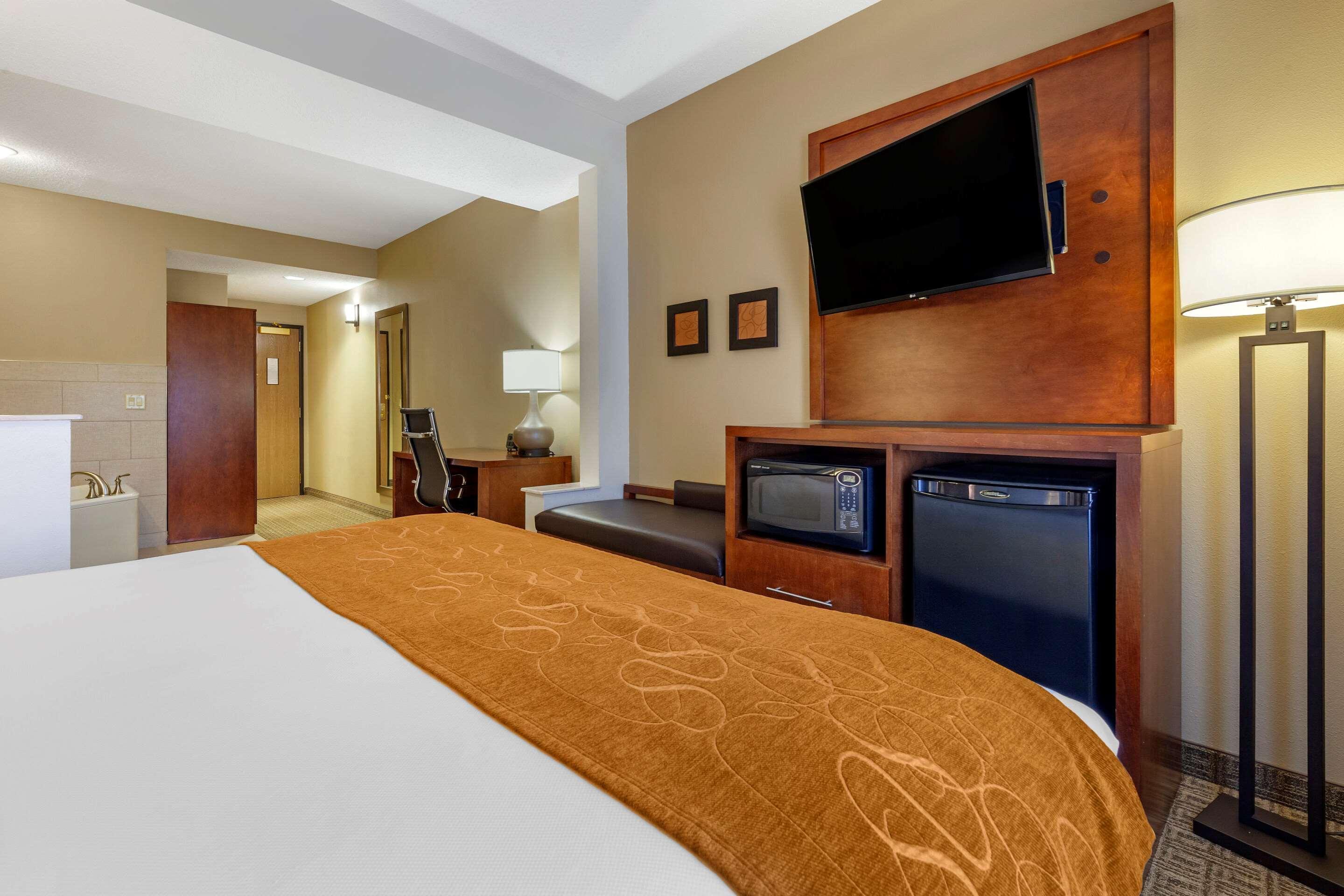 Comfort Suites Marquette Exterior photo